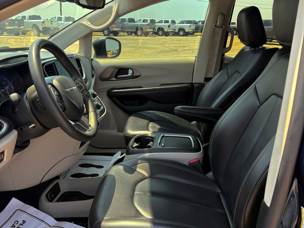 Used Car 2023 Chrysler Pacifica  Touring L For Sale Under $25,000 In Pleasanton, Texas