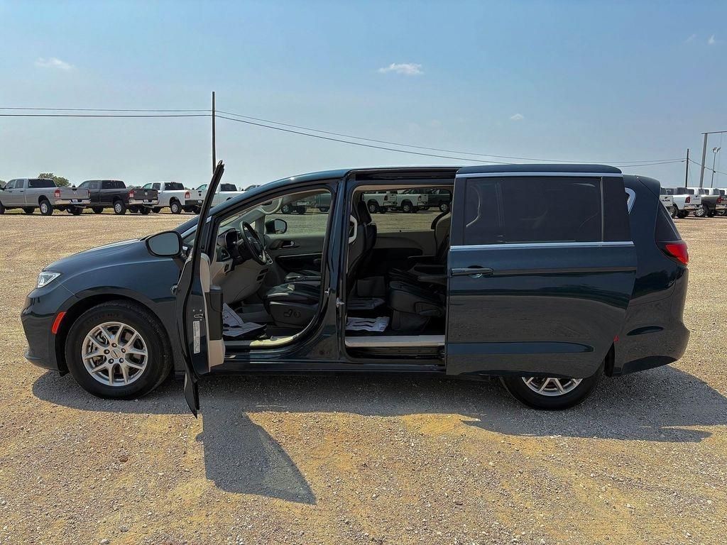 Used Car 2023 Chrysler Pacifica  Touring L For Sale Under $25,000 In Pleasanton, Texas