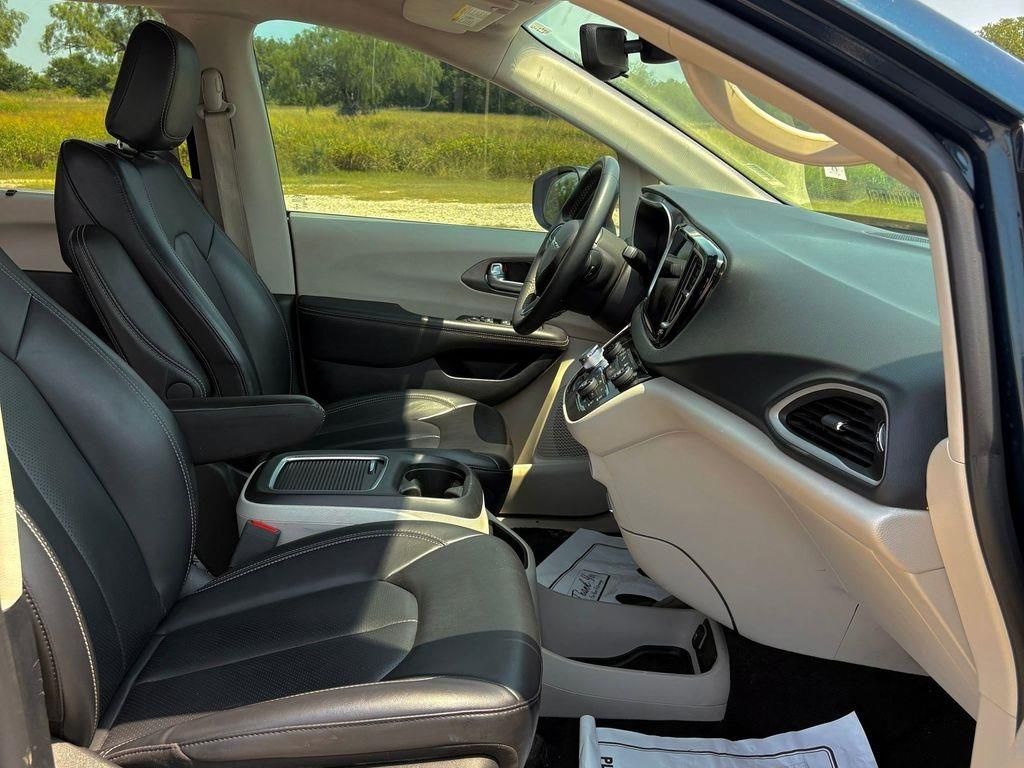 Used Car 2023 Chrysler Pacifica  Touring L For Sale Under $25,000 In Pleasanton, Texas