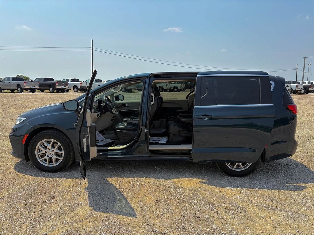 Used Car 2023 Chrysler Pacifica  Touring L For Sale Under $25,000 In Pleasanton, Texas