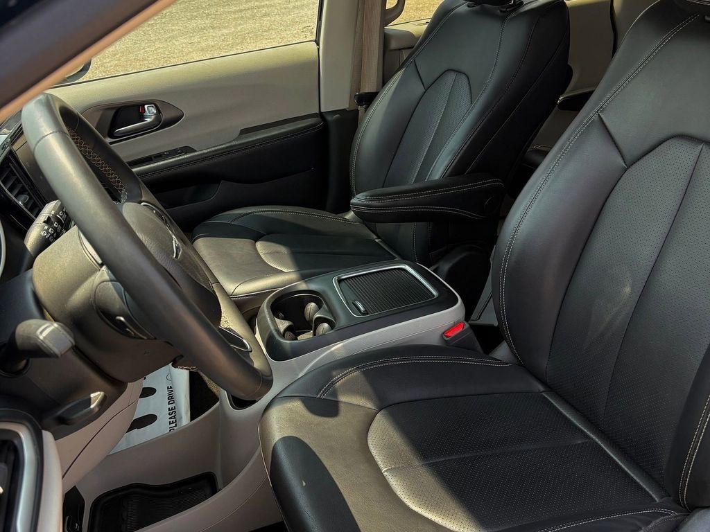 Used Car 2023 Chrysler Pacifica  Touring L For Sale Under $25,000 In Pleasanton, Texas