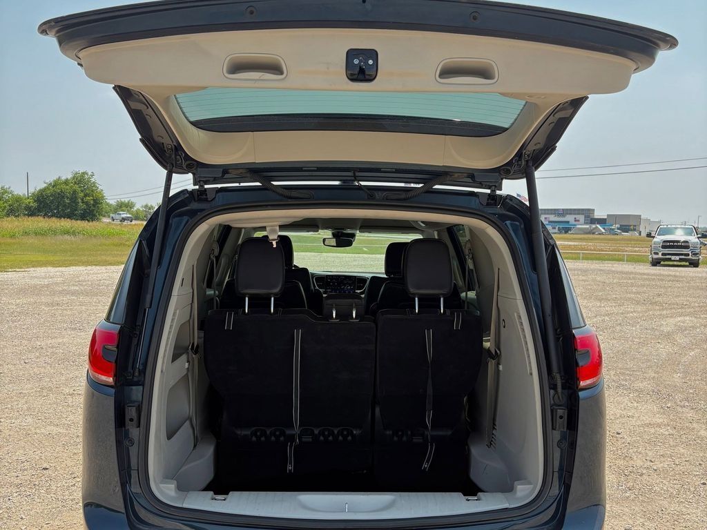 Used Car 2023 Chrysler Pacifica  Touring L For Sale Under $25,000 In Pleasanton, Texas