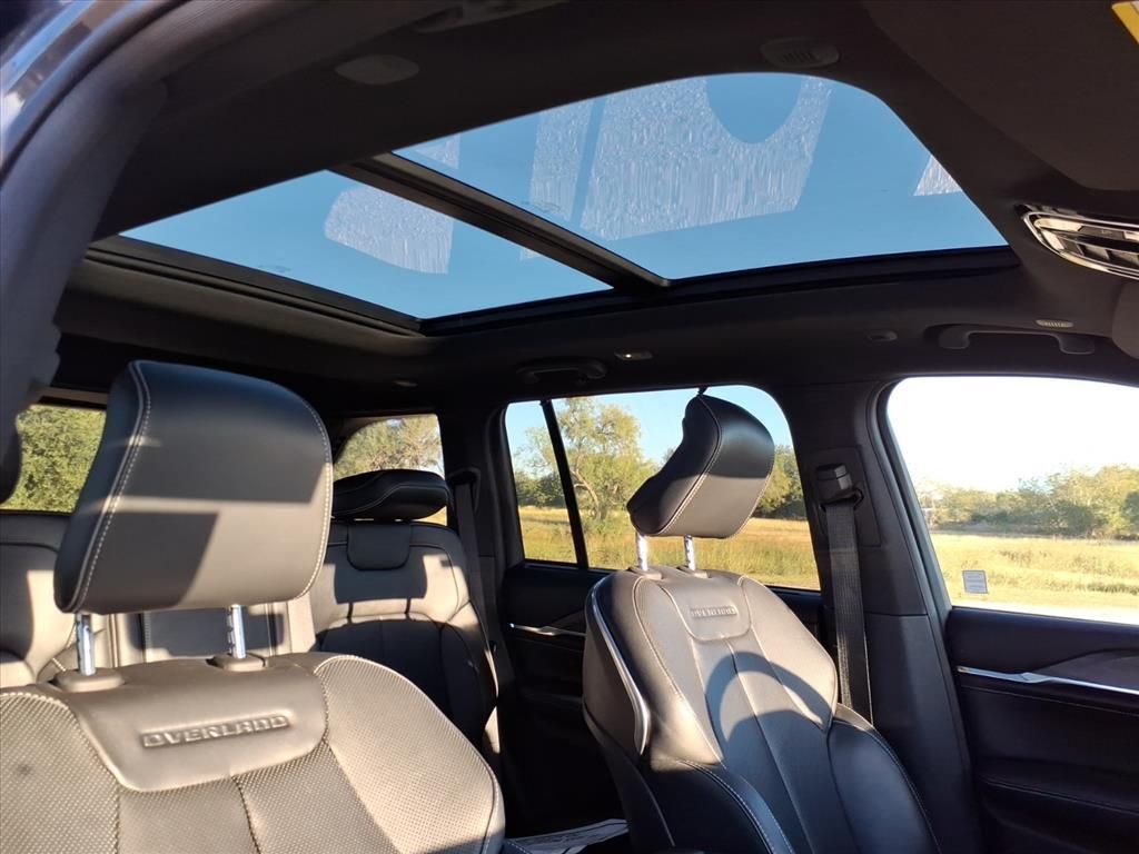 Used Car 2022 Jeep Grand Cherokee  Overland For Sale Under $40,000 In Pleasanton, Texas