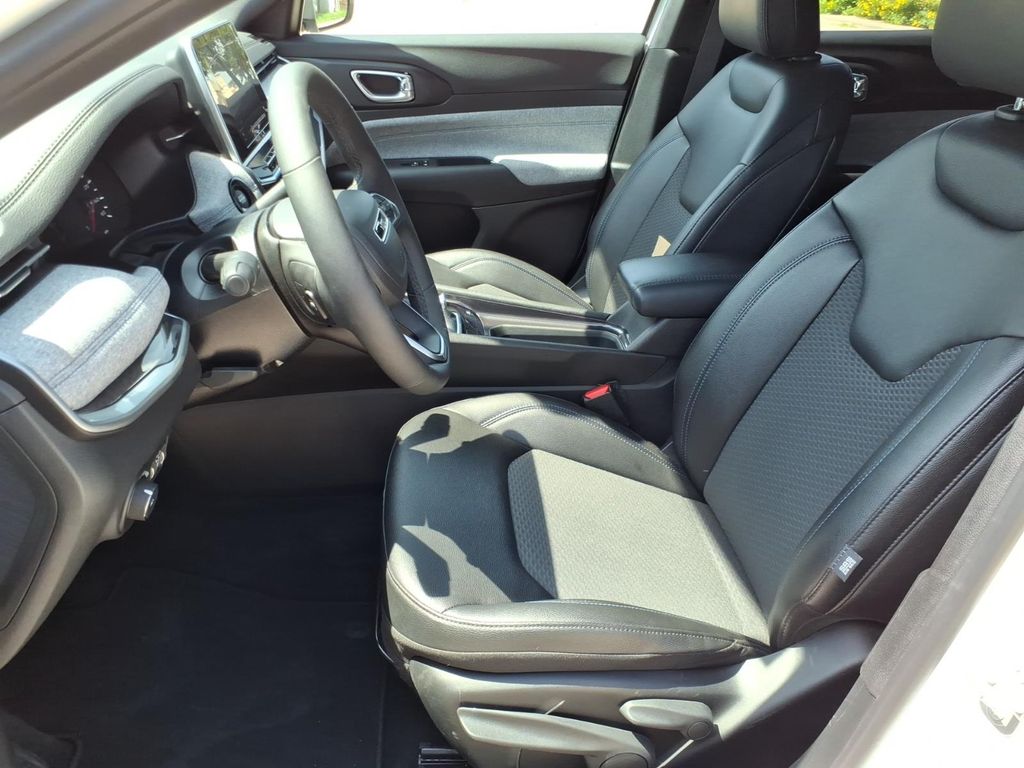 Used Car 2025 Jeep Compass  Latitude For Sale Under $30,000 In Pleasanton, Texas