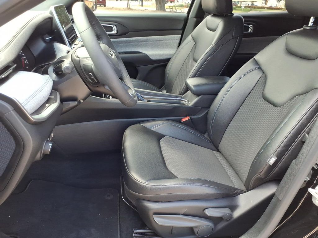 Used Car 2025 Jeep Compass  Latitude For Sale Under $30,000 In Pleasanton, Texas