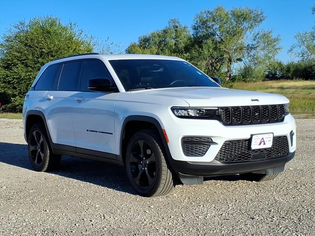 Used Car 2022 Jeep Grand Cherokee  Altitude For Sale Under $30,000 In Pleasanton, Texas
