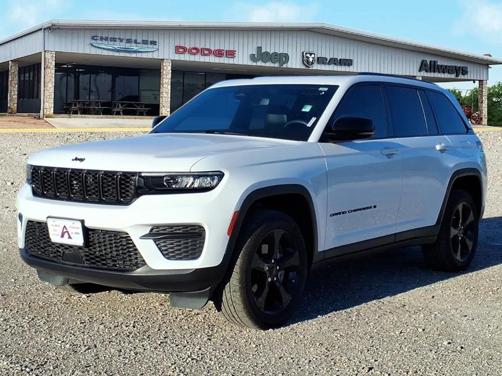 Used Car 2022 Jeep Grand Cherokee  Altitude For Sale Under $30,000 In Pleasanton, Texas