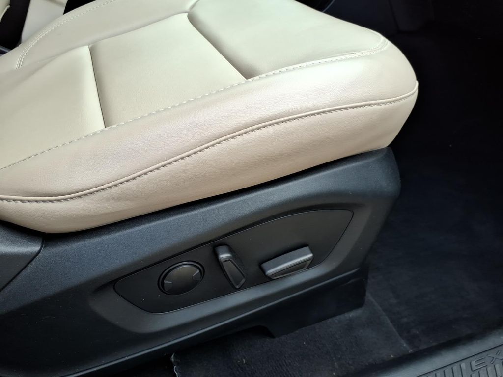 Used Car 2022 Ford Explorer  Xlt For Sale Under $30,000 In Pleasanton, Texas