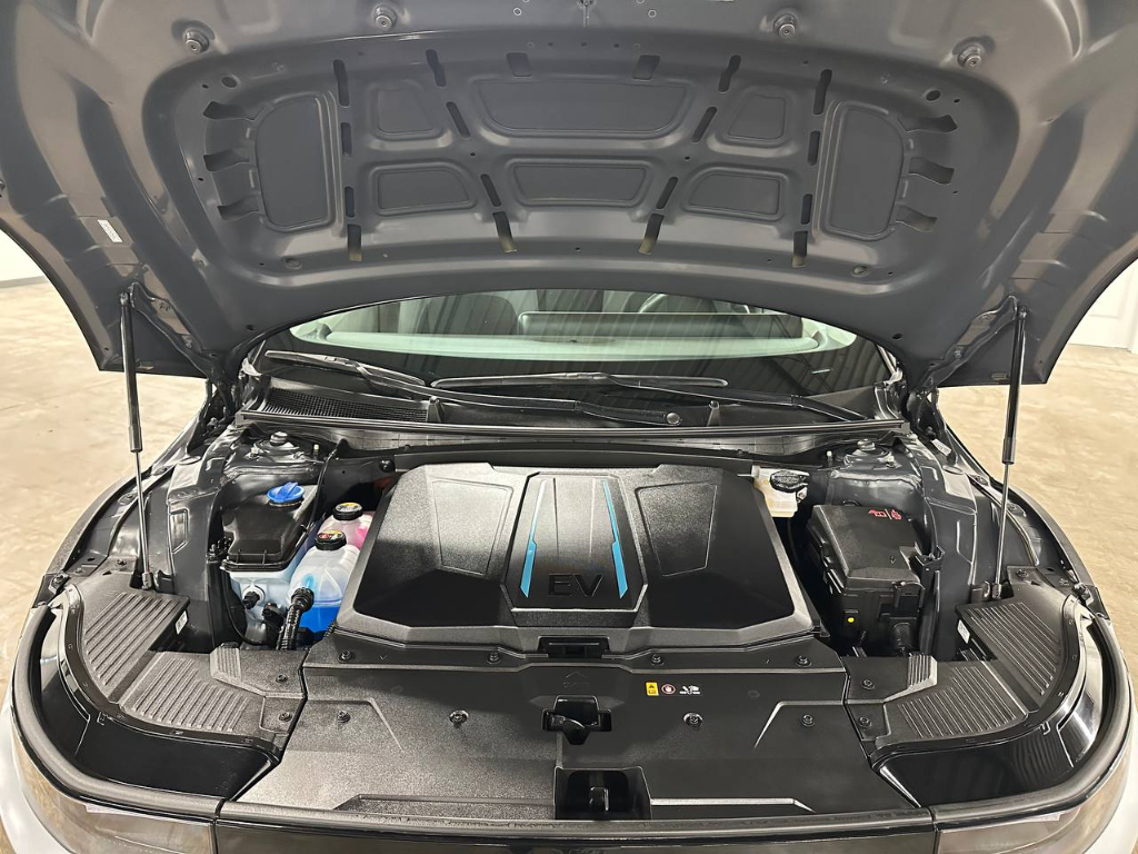 View vehicle photo 5