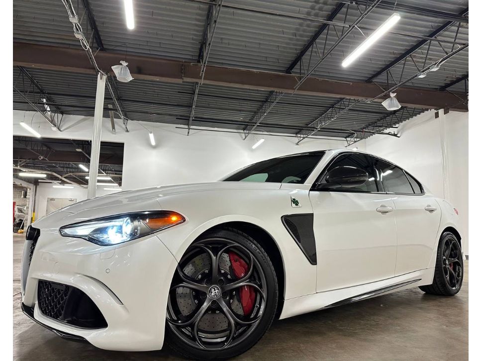 Trofeo White Tri-Coat 2017 Alfa Romeo Giulia Quadrifoglio RWD Sedan Rear-Wheel Drive 8-Speed Automatic