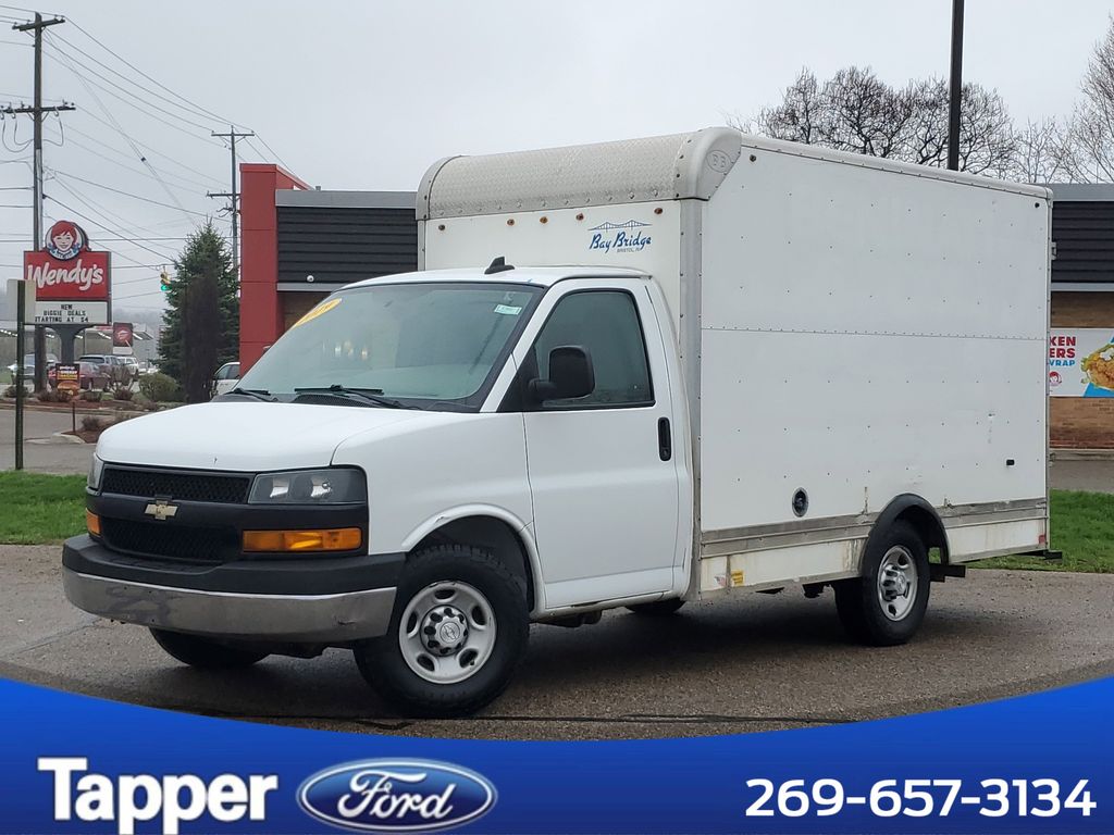 Summit White 2019 Chevrolet Express Chassis 3500 139 Cutaway RWD Van Rear-Wheel Drive 6-Speed Automatic