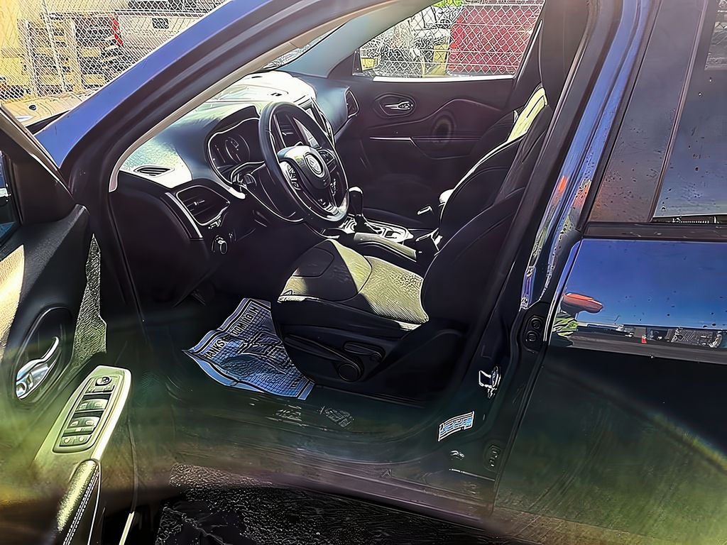 View vehicle photo 6
