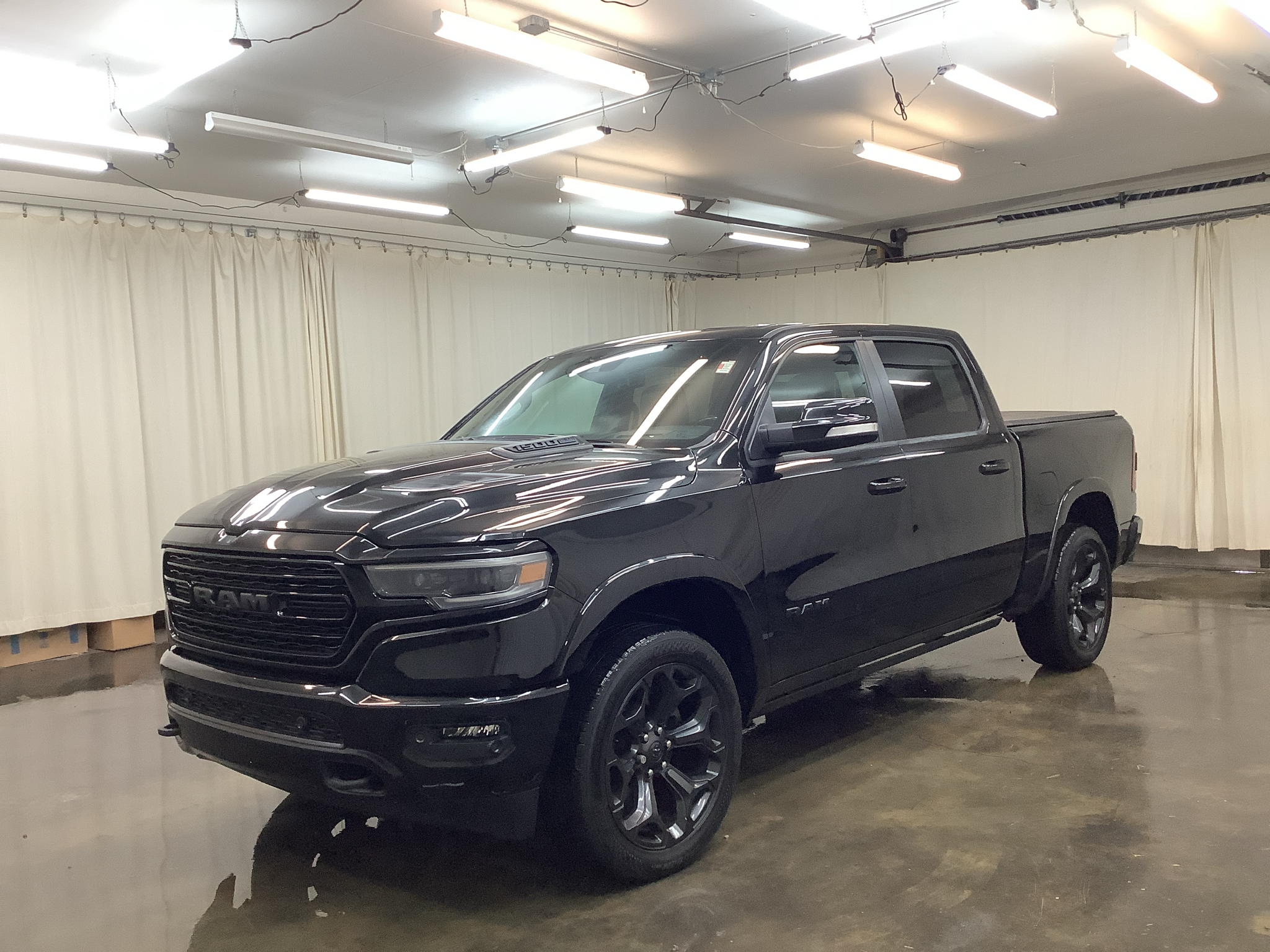 Diamond Black Crystal Pearlcoat 2022 RAM 1500 Pickup Truck Four-Wheel Drive 8-Speed Automatic