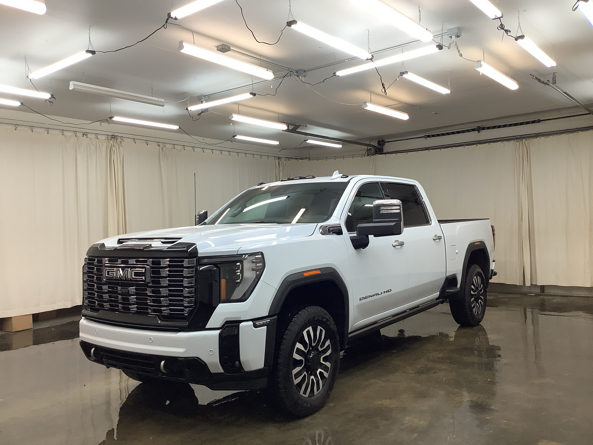 GLACIER WHITE TRICOAT 2026 GMC Sierra 2500HD Pickup Truck Four-Wheel Drive Automatic