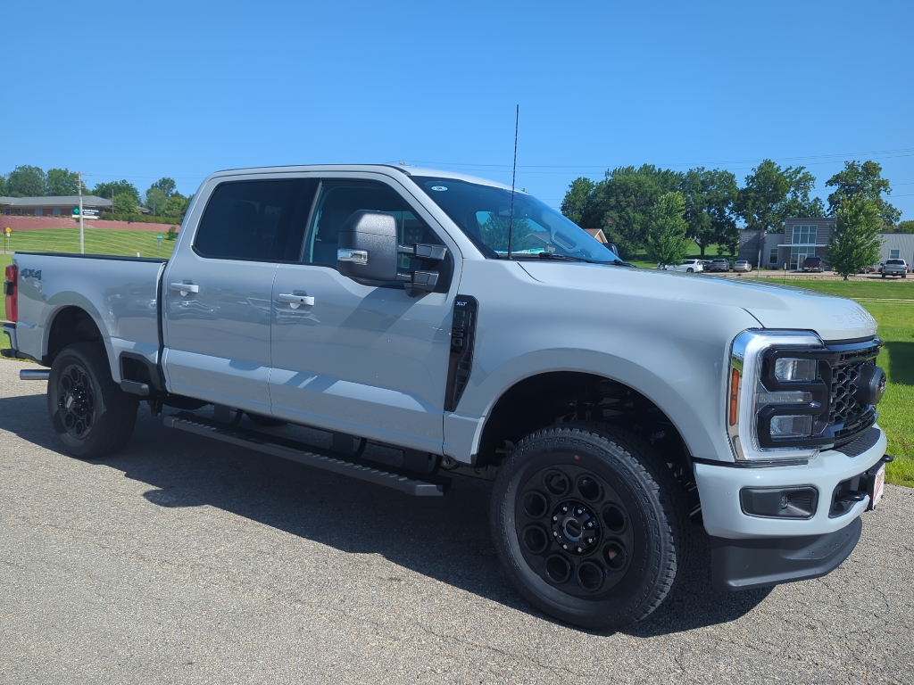 2025 Ford F-350 Super Duty XLT Crew Cab 4WD