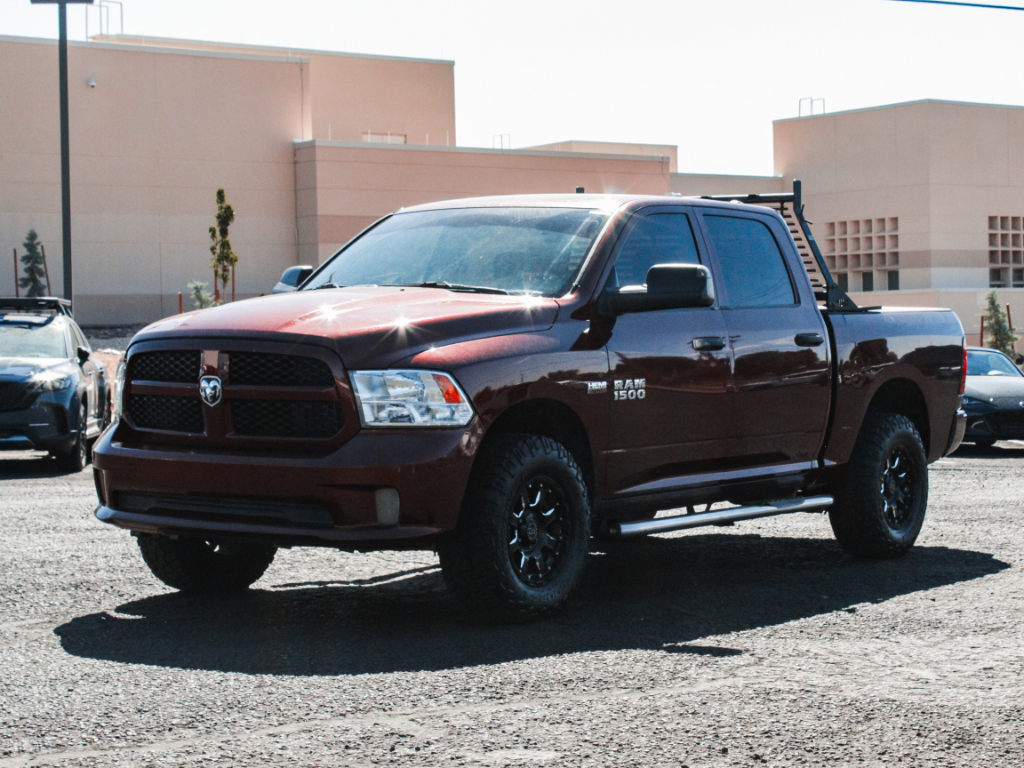 Brilliant Black Crystal Pearlcoat 2018 RAM 1500 Pickup Truck Four-Wheel Drive 8-Speed Automatic