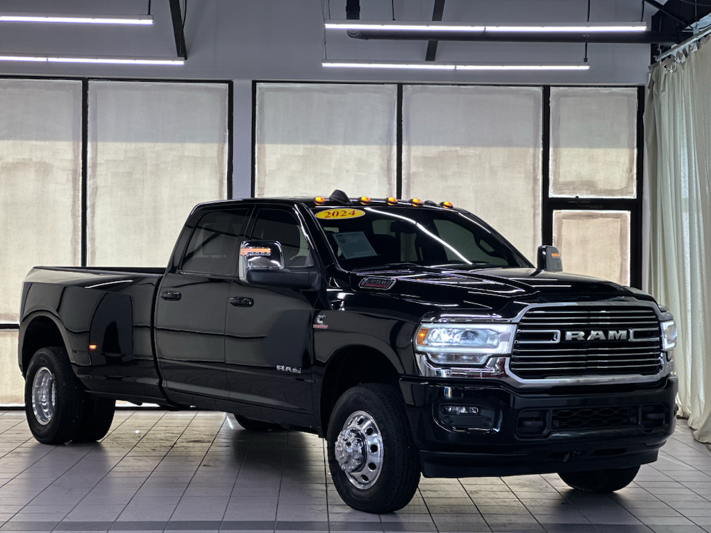 Diamond Black Crystal Pearlcoat 2024 RAM 3500 Pickup Truck Four-Wheel Drive 6-Speed Automatic
