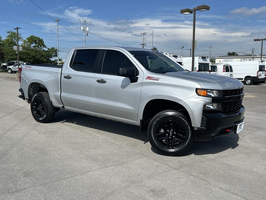 Silver Ice Metallic 2022 Chevrolet Silverado 1500 Custom Trail Boss Crew Cab 4WD Pickup Truck Four-Wheel Drive 8-Speed Automatic