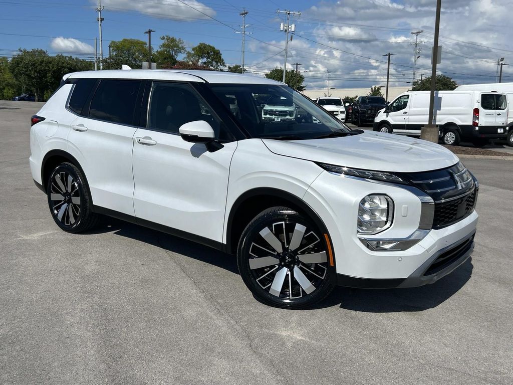 White Diamond 2025 Mitsubishi Outlander SUV / Crossover Front-Wheel Drive Continuously Variable Transmission