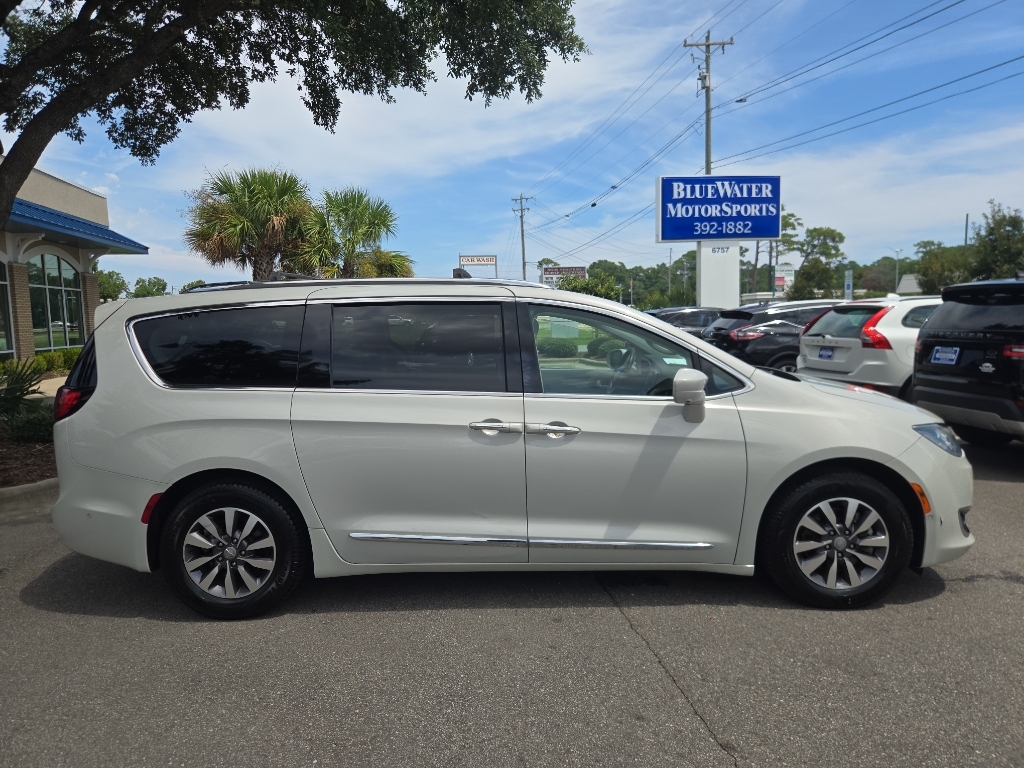 Luxury White Pearlcoat 2020 Chrysler Pacifica Minivan Front-Wheel Drive 9-Speed Automatic