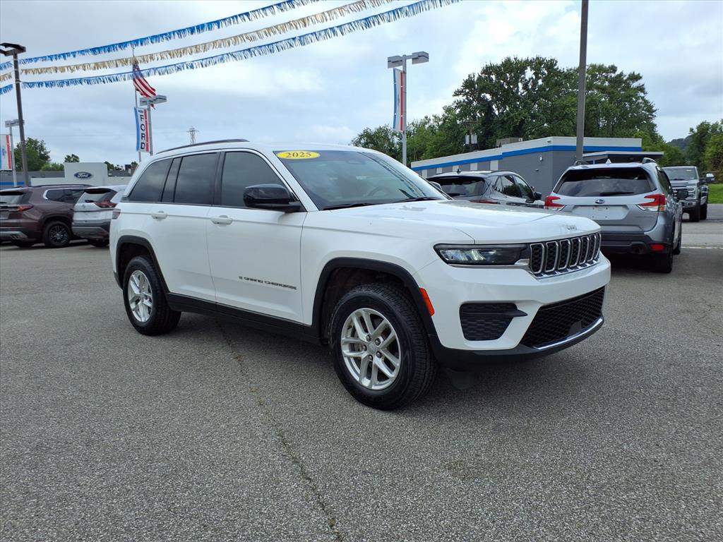 Bright White Clearcoat 2025 Jeep Grand Cherokee SUV / Crossover Four-Wheel Drive 8-Speed Automatic