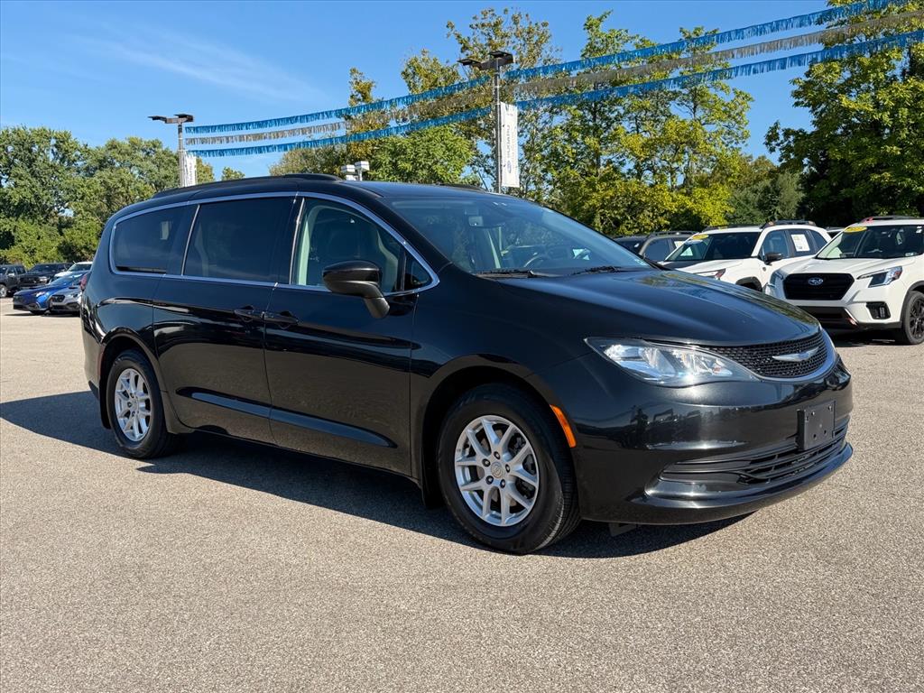 Brilliant Black Crystal Pearlcoat 2020 Chrysler Voyager Minivan Front-Wheel Drive 9-Speed Automatic
