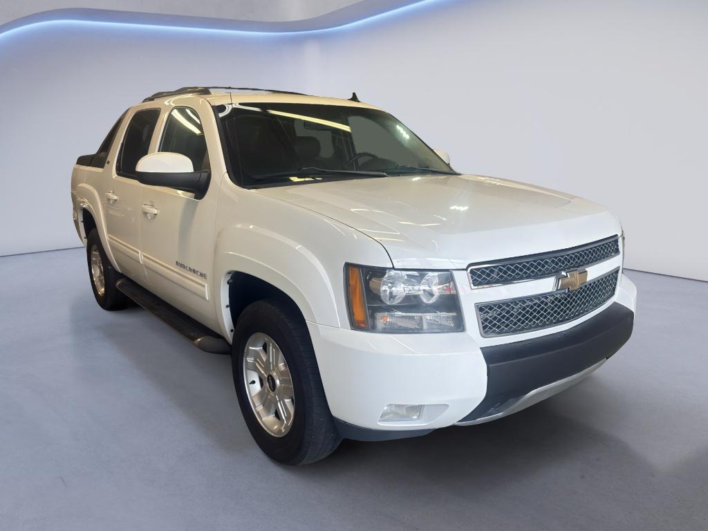 Summit White 2011 Chevrolet Avalanche LT 4WD Pickup Truck Four-Wheel Drive 6-Speed Automatic