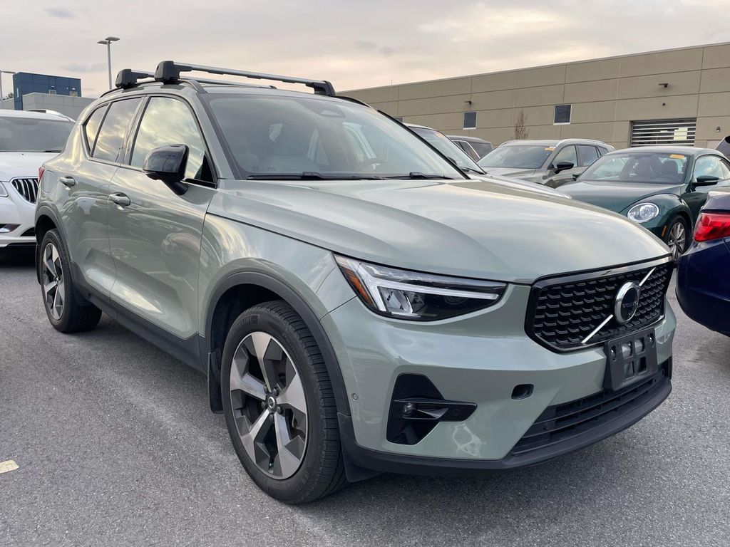 2023 Volvo XC40 B5 Plus Dark Theme AWD