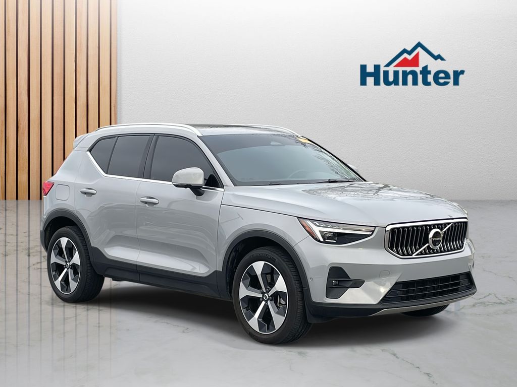 2025 Volvo XC40 B5 Plus Bright Theme AWD