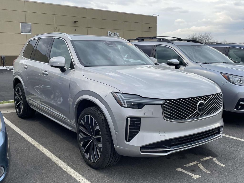 2025 Volvo XC90 B5 Plus Bright Theme 7-Passenger AWD