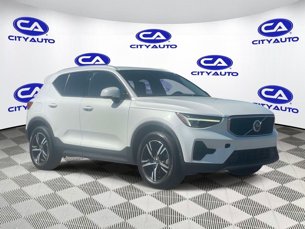 Crystal White Metallic 2023 Volvo XC40 B5 Core AWD SUV / Crossover All-Wheel Drive 8-Speed Automatic