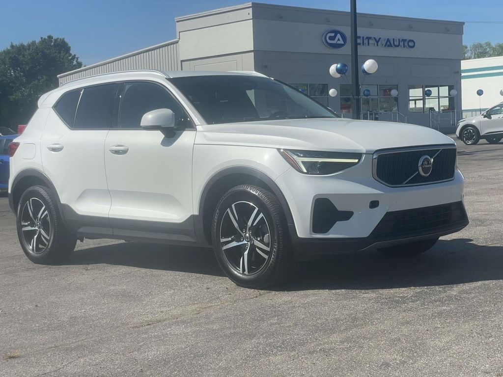 Crystal White Metallic 2023 Volvo XC40 B5 Core AWD SUV / Crossover All-Wheel Drive 8-Speed Automatic