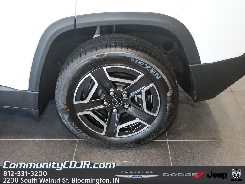 View vehicle photo 4