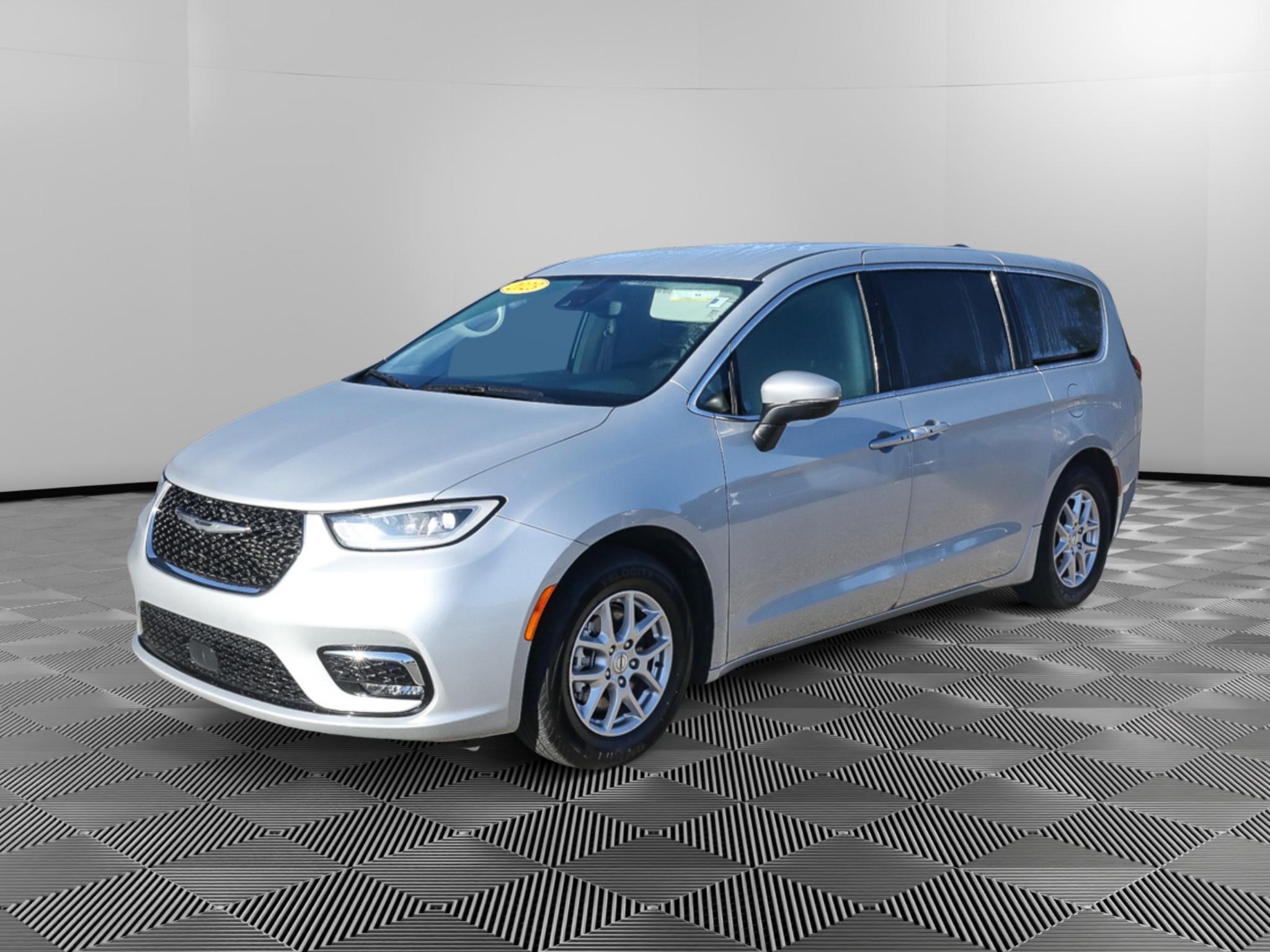 Silver Mist Clearcoat 2023 Chrysler Pacifica Minivan Front-Wheel Drive 9-Speed Automatic