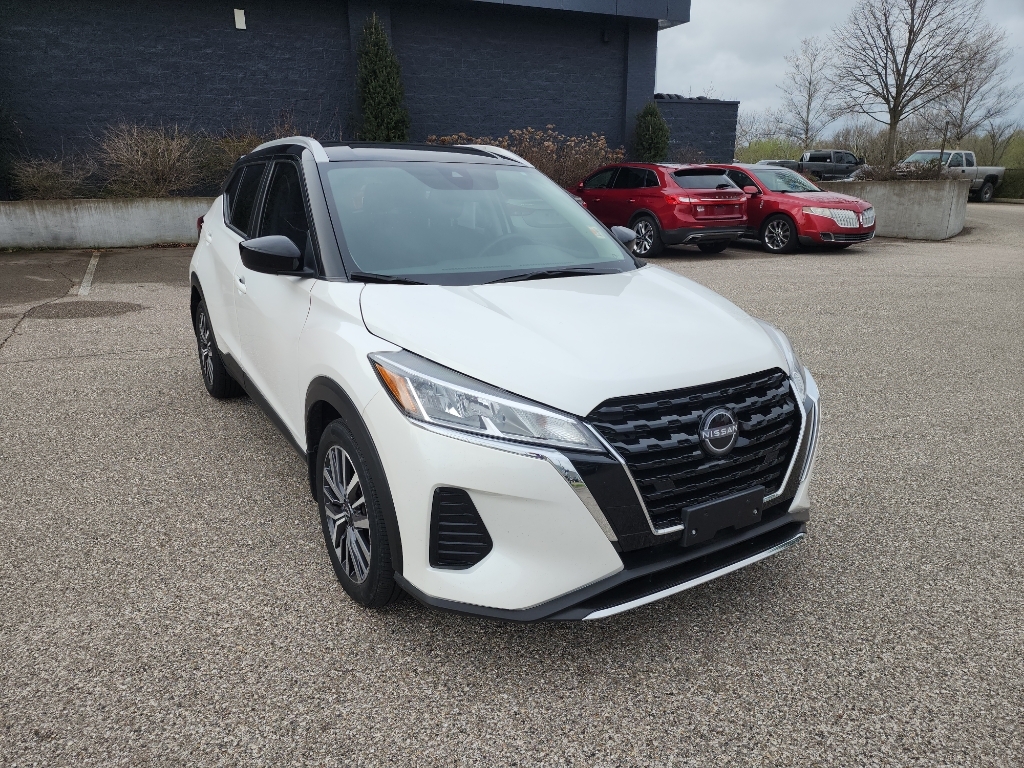 Aspen White Tricoat/Super Black 2024 Nissan Kicks SV FWD SUV / Crossover Front-Wheel Drive Continuously Variable Transmission