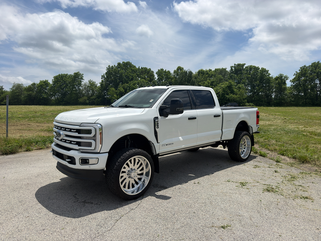 Star White Metallic Tri-Coat 2024 Ford F-250 Super Duty Platinum Crew Cab 4WD Pickup Truck Four-Wheel Drive Automatic