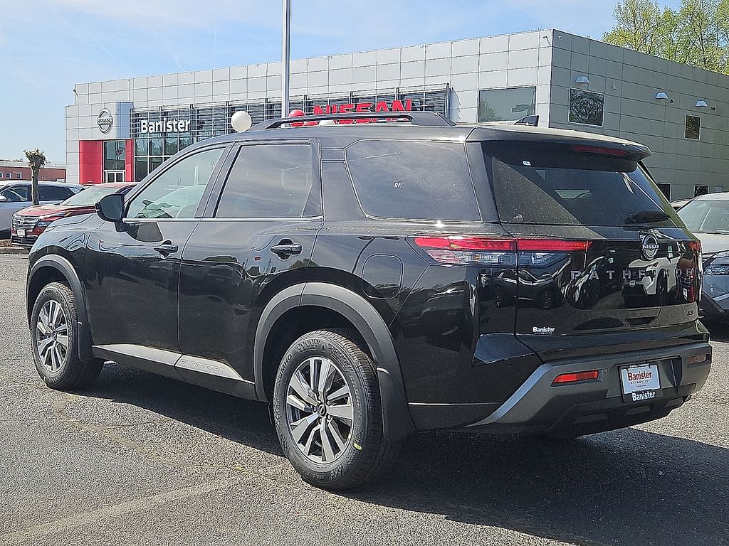 View vehicle photo 4