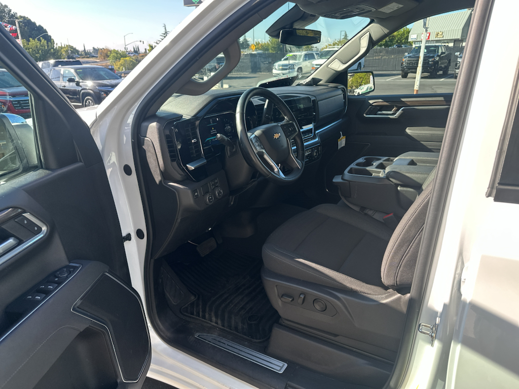 2026 Chevrolet Silverado photo 7