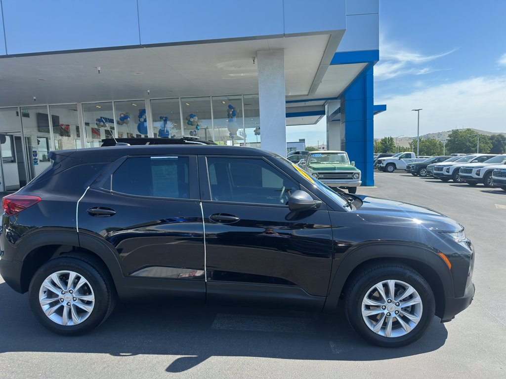 2023 Chevrolet TrailBlazer photo 2