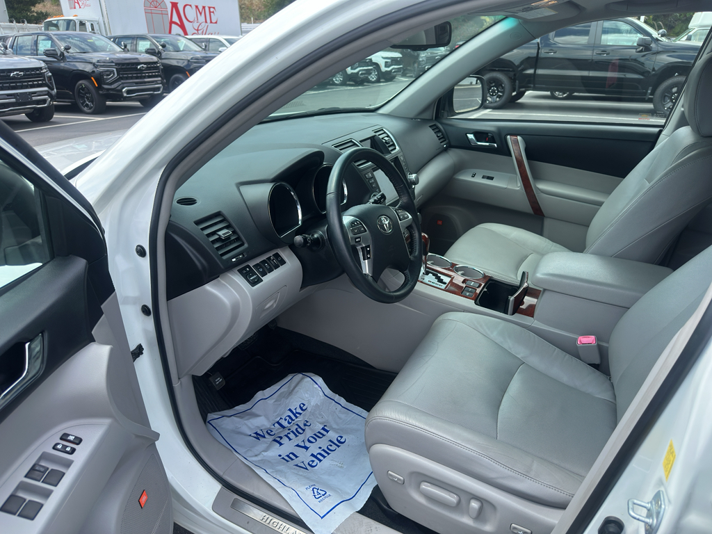 2011 Toyota Highlander photo 8