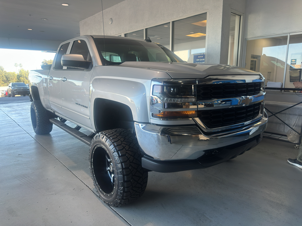 2018 Chevrolet Silverado photo 1