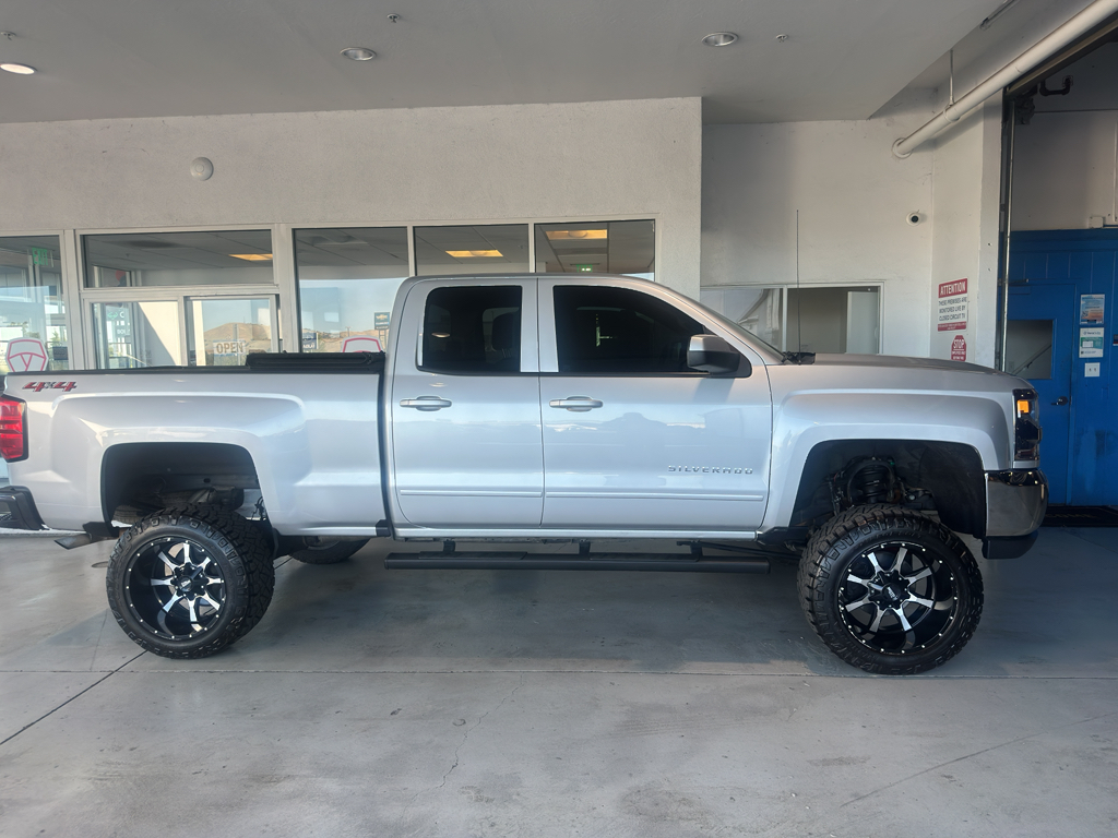 2018 Chevrolet Silverado photo 2