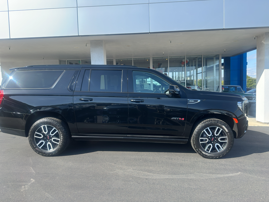 2023 GMC Yukon XL photo 2
