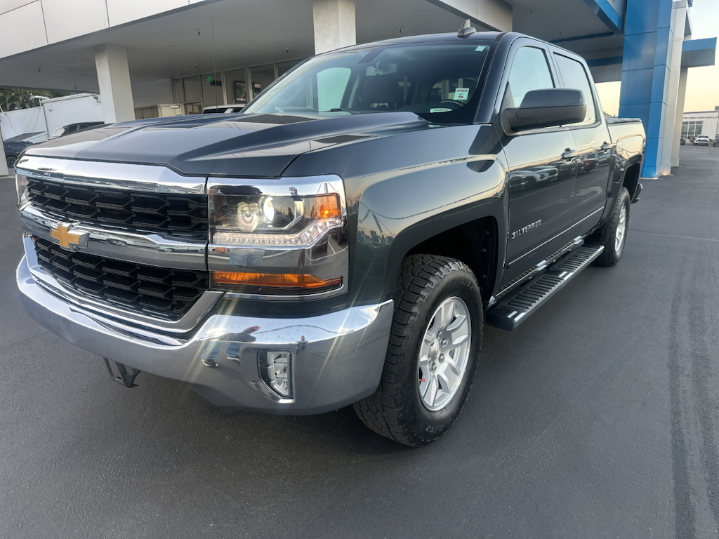 2018 Chevrolet Silverado photo 2