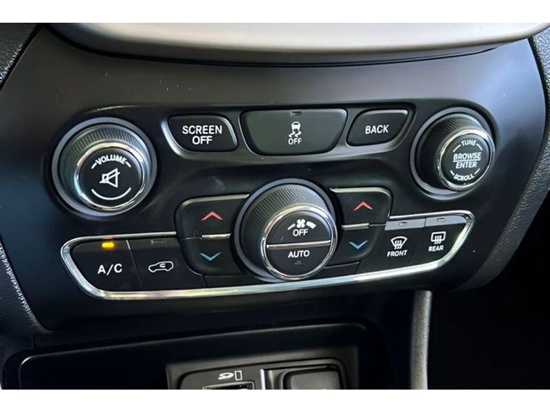 2017 Jeep Cherokee photo 13