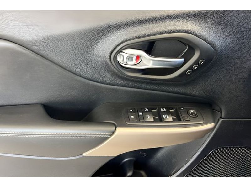 2017 Jeep Cherokee photo 4