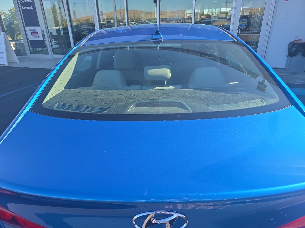 2017 Hyundai Elantra photo 3