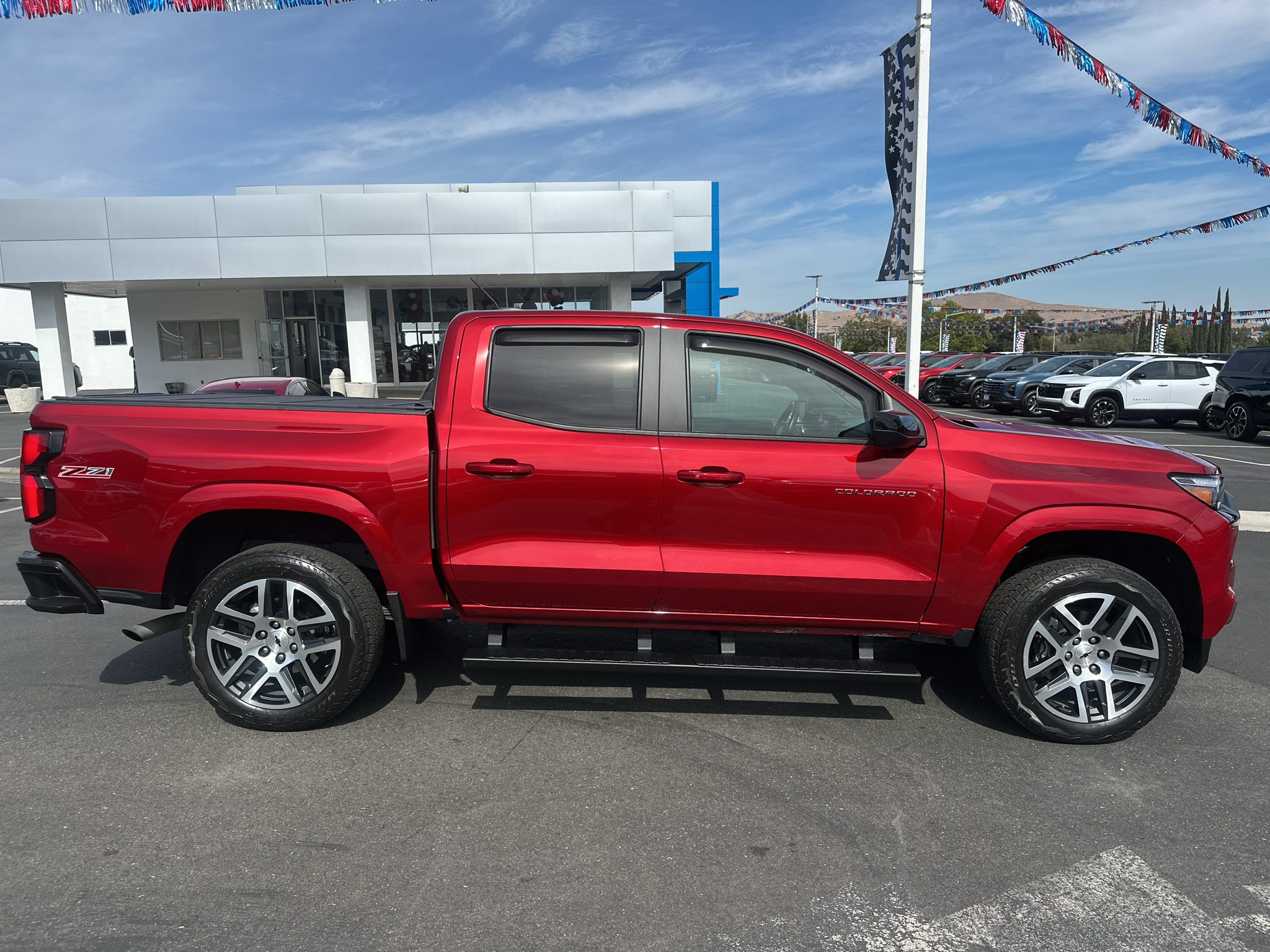 2023 Chevrolet Colorado photo 2