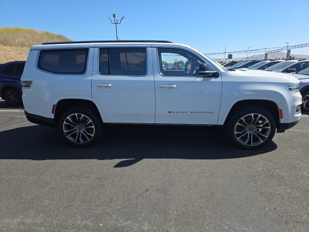 2023 Jeep Grand Wagoneer photo 3