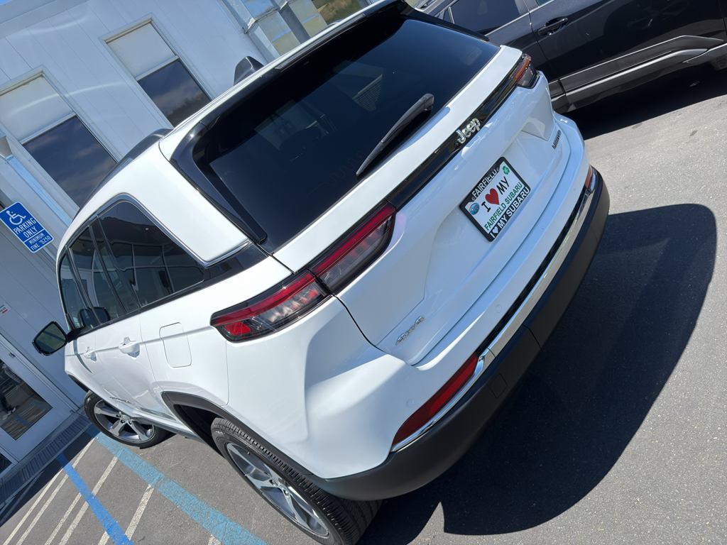 2023 Jeep Grand Cherokee photo 3